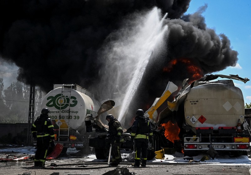 Para penyelamat membawa jenazah yang ditemukan dari bawah reruntuhan di lokasi gedung apartemen yang rusak akibat serangan rudal di Kyiv, Ukraina, Jumat (15/5/2026). (via REUTERS/STATE EMERGENCY SERVICE OF UKRAI)