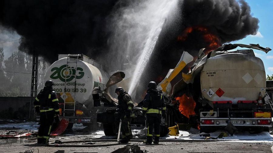 Petugas pemadam kebakaran bekerja di lokasi serangan pesawat tak berawak Rusia, di tengah serangan Rusia terhadap Ukraina, di Zaporizhzhia, Ukraina, Jumat (15/5/2026). (REUTERS/Stringer)