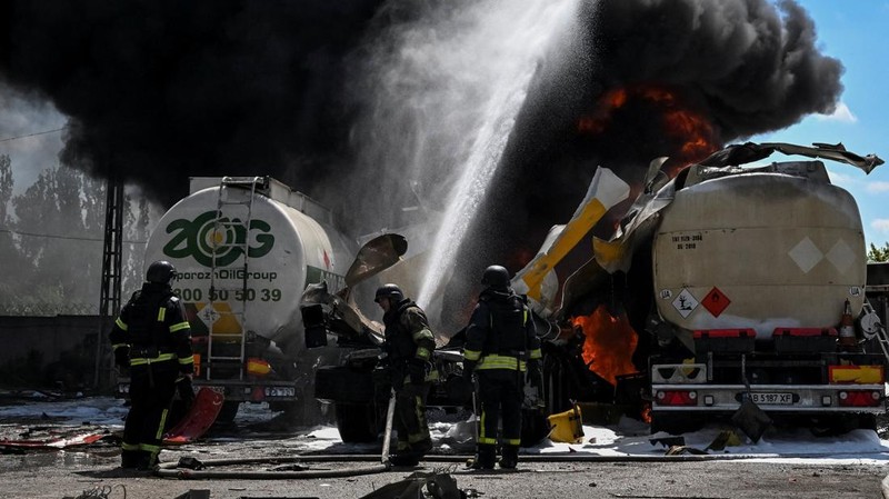 Petugas pemadam kebakaran bekerja di lokasi serangan pesawat tak berawak Rusia, di tengah serangan Rusia terhadap Ukraina, di Zaporizhzhia, Ukraina, Jumat (15/5/2026). (REUTERS/Stringer)