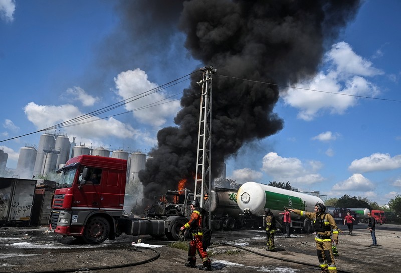 Para penyelamat membawa jenazah yang ditemukan dari bawah reruntuhan di lokasi gedung apartemen yang rusak akibat serangan rudal di Kyiv, Ukraina, Jumat (15/5/2026). (via REUTERS/STATE EMERGENCY SERVICE OF UKRAI)