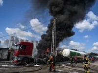 Petugas pemadam kebakaran bekerja di lokasi serangan pesawat tak berawak Rusia, di tengah serangan Rusia terhadap Ukraina, di Zaporizhzhia, Ukraina, Jumat (15/5/2026). (REUTERS/Stringer)