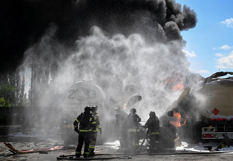 Para penyelamat membawa jenazah yang ditemukan dari bawah reruntuhan di lokasi gedung apartemen yang rusak akibat serangan rudal di Kyiv, Ukraina, Jumat (15/5/2026). (via REUTERS/STATE EMERGENCY SERVICE OF UKRAI)