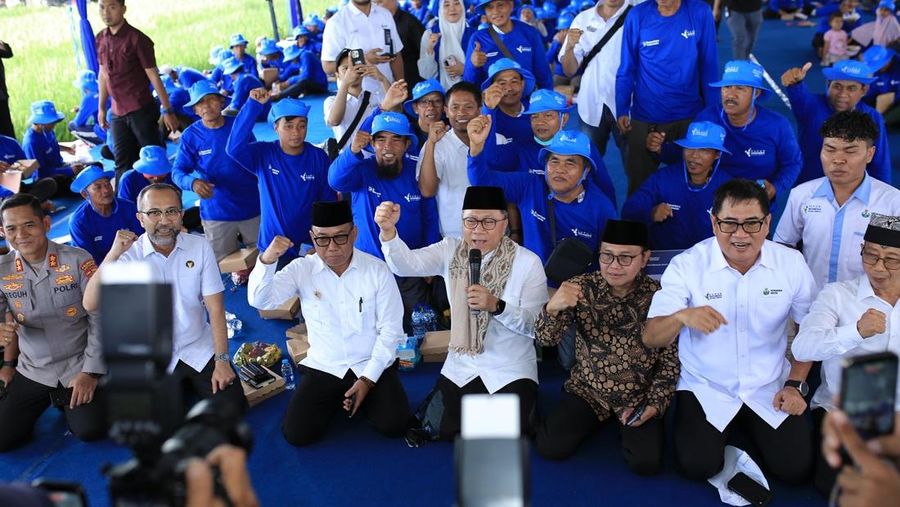 Menteri Koordinator Bidang Pangan Republik Indonesia, Zulkifli Hasan (Menko Zulhas) meninjau langsung penyaluran pupuk bersubsidi di Banyuwangi, Jawa Timur yang telah berjalan lancar.