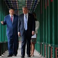 Presiden China Xi Jinping memperlihatkan suasana kompleks bersejarah Zhongnanhai kepada Presiden Amerika Serikat Donald Trump usai pembicaraan mengenai perdagangan, Taiwan, dan Iran, Jumat (15/5/2026). (REUTERS/Evan Vucci/Pool)