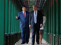 Presiden China Xi Jinping memperlihatkan suasana kompleks bersejarah Zhongnanhai kepada Presiden Amerika Serikat Donald Trump usai pembicaraan mengenai perdagangan, Taiwan, dan Iran, Jumat (15/5/2026). (REUTERS/Evan Vucci/Pool)