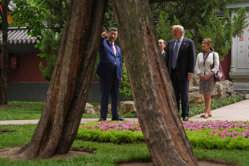 Presiden China Xi Jinping memperlihatkan suasana kompleks bersejarah Zhongnanhai kepada Presiden Amerika Serikat Donald Trump usai pembicaraan mengenai perdagangan, Taiwan, dan Iran, Jumat (15/5/2026). (REUTERS/Evan Vucci/Pool)