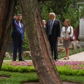 Presiden China Xi Jinping memperlihatkan suasana kompleks bersejarah Zhongnanhai kepada Presiden Amerika Serikat Donald Trump usai pembicaraan mengenai perdagangan, Taiwan, dan Iran, Jumat (15/5/2026). (REUTERS/Evan Vucci/Pool)
