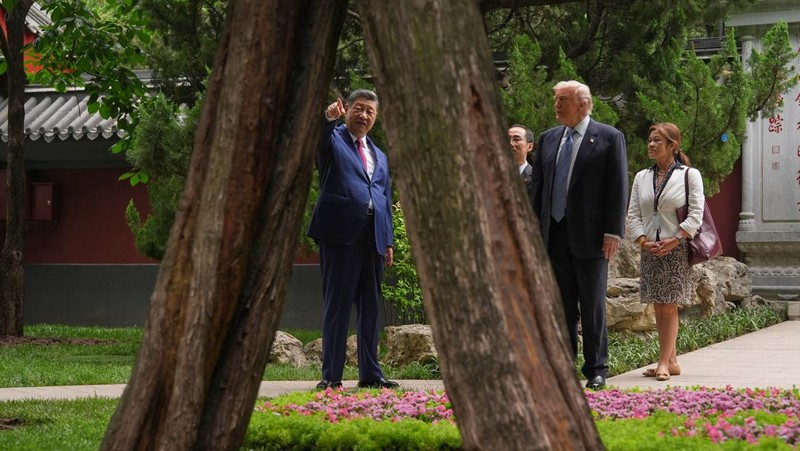Presiden China Xi Jinping memperlihatkan suasana kompleks bersejarah Zhongnanhai kepada Presiden Amerika Serikat Donald Trump usai pembicaraan mengenai perdagangan, Taiwan, dan Iran, Jumat (15/5/2026). (REUTERS/Evan Vucci/Pool)
