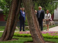 Presiden China Xi Jinping memperlihatkan suasana kompleks bersejarah Zhongnanhai kepada Presiden Amerika Serikat Donald Trump usai pembicaraan mengenai perdagangan, Taiwan, dan Iran, Jumat (15/5/2026). (REUTERS/Evan Vucci/Pool)