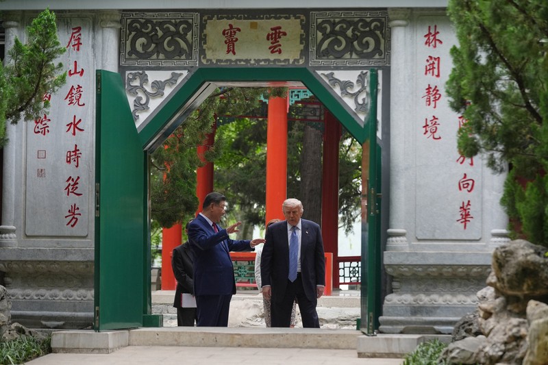 Presiden China Xi Jinping memperlihatkan suasana kompleks bersejarah Zhongnanhai kepada Presiden Amerika Serikat Donald Trump usai pembicaraan mengenai perdagangan, Taiwan, dan Iran, Jumat (15/5/2026). (REUTERS/Evan Vucci/Pool)