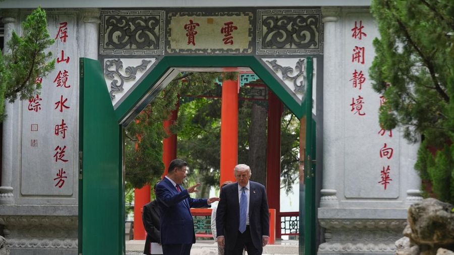 Presiden China Xi Jinping memperlihatkan suasana kompleks bersejarah Zhongnanhai kepada Presiden Amerika Serikat Donald Trump usai pembicaraan mengenai perdagangan, Taiwan, dan Iran, Jumat (15/5/2026). (REUTERS/Evan Vucci/Pool)