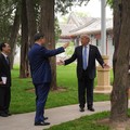 Presiden China Xi Jinping memperlihatkan suasana kompleks bersejarah Zhongnanhai kepada Presiden Amerika Serikat Donald Trump usai pembicaraan mengenai perdagangan, Taiwan, dan Iran, Jumat (15/5/2026). (REUTERS/Evan Vucci/Pool)
