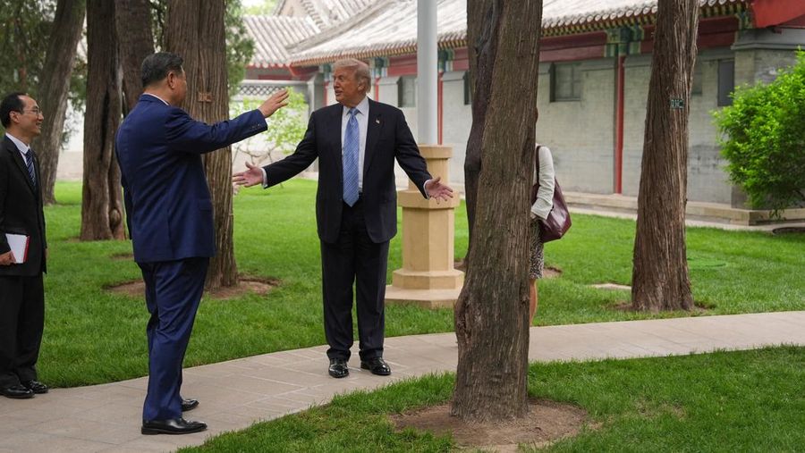 Presiden China Xi Jinping memperlihatkan suasana kompleks bersejarah Zhongnanhai kepada Presiden Amerika Serikat Donald Trump usai pembicaraan mengenai perdagangan, Taiwan, dan Iran, Jumat (15/5/2026). (REUTERS/Evan Vucci/Pool)
