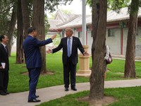 Presiden China Xi Jinping memperlihatkan suasana kompleks bersejarah Zhongnanhai kepada Presiden Amerika Serikat Donald Trump usai pembicaraan mengenai perdagangan, Taiwan, dan Iran, Jumat (15/5/2026). (REUTERS/Evan Vucci/Pool)