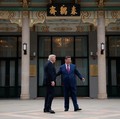 Presiden China Xi Jinping memperlihatkan suasana kompleks bersejarah Zhongnanhai kepada Presiden Amerika Serikat Donald Trump usai pembicaraan mengenai perdagangan, Taiwan, dan Iran, Jumat (15/5/2026). (REUTERS/Evan Vucci/Pool)