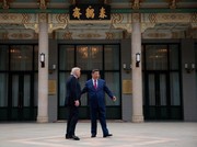 Presiden China Xi Jinping memperlihatkan suasana kompleks bersejarah Zhongnanhai kepada Presiden Amerika Serikat Donald Trump usai pembicaraan mengenai perdagangan, Taiwan, dan Iran, Jumat (15/5/2026). (REUTERS/Evan Vucci/Pool)
