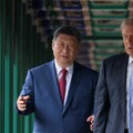 Presiden China Xi Jinping memperlihatkan suasana kompleks bersejarah Zhongnanhai kepada Presiden Amerika Serikat Donald Trump usai pembicaraan mengenai perdagangan, Taiwan, dan Iran, Jumat (15/5/2026). (REUTERS/Evan Vucci/Pool)