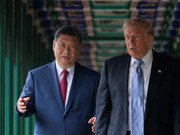 Presiden China Xi Jinping memperlihatkan suasana kompleks bersejarah Zhongnanhai kepada Presiden Amerika Serikat Donald Trump usai pembicaraan mengenai perdagangan, Taiwan, dan Iran, Jumat (15/5/2026). (REUTERS/Evan Vucci/Pool)