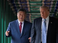 Presiden China Xi Jinping memperlihatkan suasana kompleks bersejarah Zhongnanhai kepada Presiden Amerika Serikat Donald Trump usai pembicaraan mengenai perdagangan, Taiwan, dan Iran, Jumat (15/5/2026). (REUTERS/Evan Vucci/Pool)