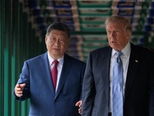 Presiden China Xi Jinping memperlihatkan suasana kompleks bersejarah Zhongnanhai kepada Presiden Amerika Serikat Donald Trump usai pembicaraan mengenai perdagangan, Taiwan, dan Iran, Jumat (15/5/2026). (REUTERS/Evan Vucci/Pool)