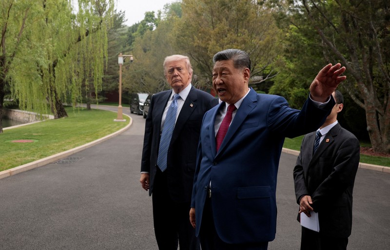 Presiden China Xi Jinping memperlihatkan suasana kompleks bersejarah Zhongnanhai kepada Presiden Amerika Serikat Donald Trump usai pembicaraan mengenai perdagangan, Taiwan, dan Iran, Jumat (15/5/2026). (REUTERS/Evan Vucci/Pool)