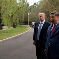 Presiden China Xi Jinping memperlihatkan suasana kompleks bersejarah Zhongnanhai kepada Presiden Amerika Serikat Donald Trump usai pembicaraan mengenai perdagangan, Taiwan, dan Iran, Jumat (15/5/2026). (REUTERS/Evan Vucci/Pool)