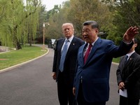 Presiden China Xi Jinping memperlihatkan suasana kompleks bersejarah Zhongnanhai kepada Presiden Amerika Serikat Donald Trump usai pembicaraan mengenai perdagangan, Taiwan, dan Iran, Jumat (15/5/2026). (REUTERS/Evan Vucci/Pool)