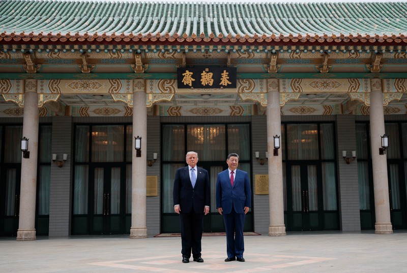 Presiden China Xi Jinping memperlihatkan suasana kompleks bersejarah Zhongnanhai kepada Presiden Amerika Serikat Donald Trump usai pembicaraan mengenai perdagangan, Taiwan, dan Iran, Jumat (15/5/2026). (REUTERS/Evan Vucci/Pool)