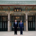 Presiden China Xi Jinping memperlihatkan suasana kompleks bersejarah Zhongnanhai kepada Presiden Amerika Serikat Donald Trump usai pembicaraan mengenai perdagangan, Taiwan, dan Iran, Jumat (15/5/2026). (REUTERS/Evan Vucci/Pool)
