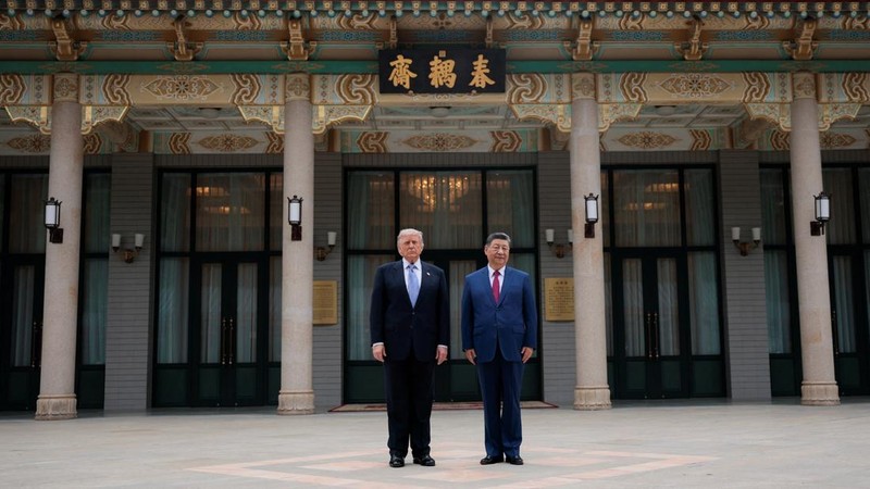 Presiden China Xi Jinping memperlihatkan suasana kompleks bersejarah Zhongnanhai kepada Presiden Amerika Serikat Donald Trump usai pembicaraan mengenai perdagangan, Taiwan, dan Iran, Jumat (15/5/2026). (REUTERS/Evan Vucci/Pool)