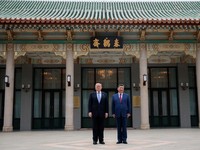 Presiden China Xi Jinping memperlihatkan suasana kompleks bersejarah Zhongnanhai kepada Presiden Amerika Serikat Donald Trump usai pembicaraan mengenai perdagangan, Taiwan, dan Iran, Jumat (15/5/2026). (REUTERS/Evan Vucci/Pool)