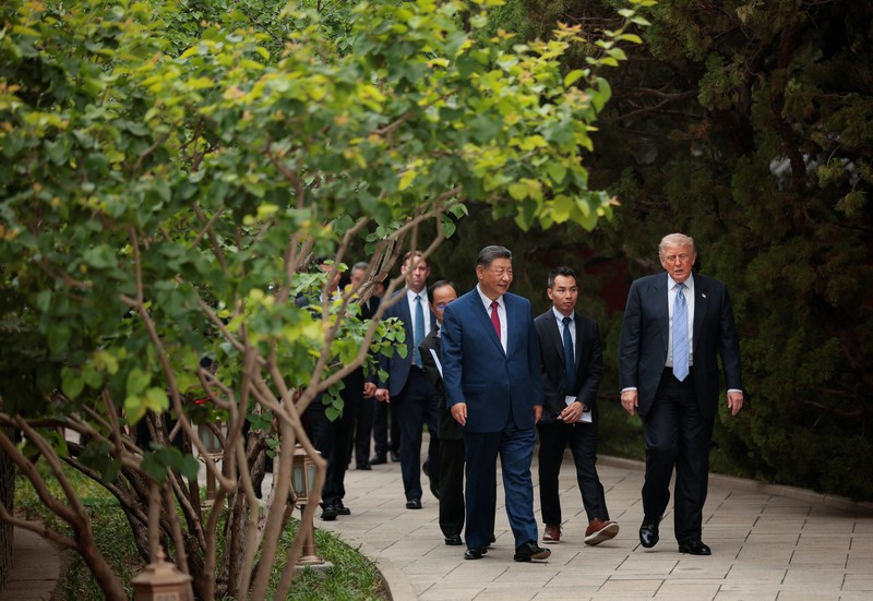 Presiden China Xi Jinping memperlihatkan suasana kompleks bersejarah Zhongnanhai kepada Presiden Amerika Serikat Donald Trump usai pembicaraan mengenai perdagangan, Taiwan, dan Iran, Jumat (15/5/2026). (REUTERS/Evan Vucci/Pool)