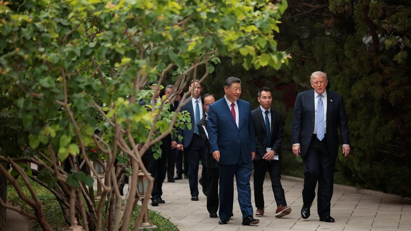 Presiden China Xi Jinping memperlihatkan suasana kompleks bersejarah Zhongnanhai kepada Presiden Amerika Serikat Donald Trump usai pembicaraan mengenai perdagangan, Taiwan, dan Iran, Jumat (15/5/2026). (REUTERS/Evan Vucci/Pool)