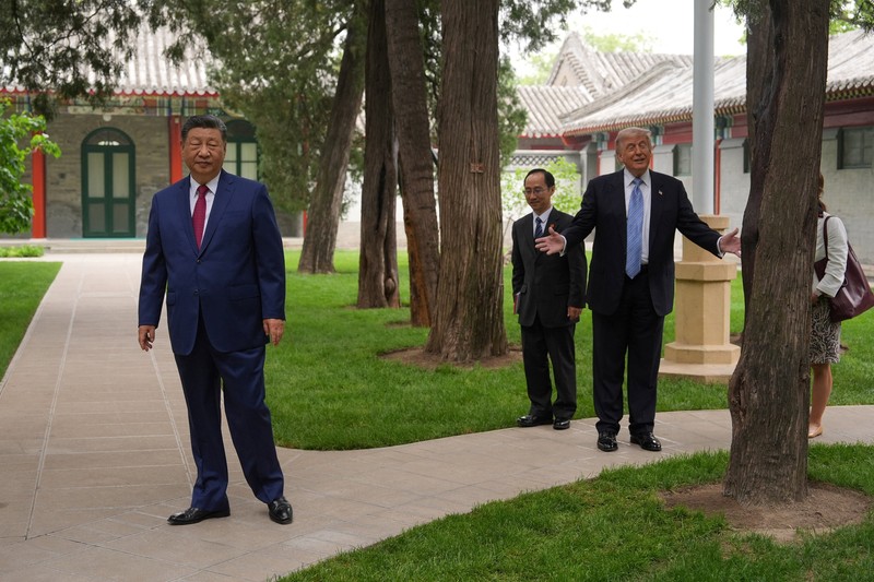 Presiden China Xi Jinping memperlihatkan suasana kompleks bersejarah Zhongnanhai kepada Presiden Amerika Serikat Donald Trump usai pembicaraan mengenai perdagangan, Taiwan, dan Iran, Jumat (15/5/2026). (REUTERS/Evan Vucci/Pool)
