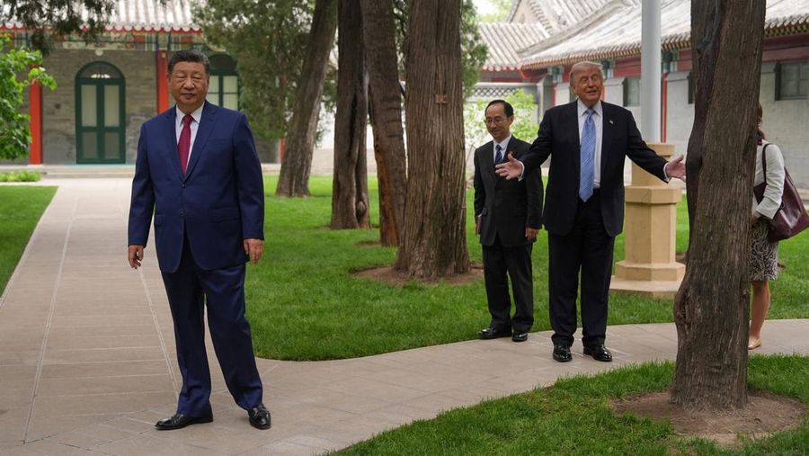 Presiden China Xi Jinping memperlihatkan suasana kompleks bersejarah Zhongnanhai kepada Presiden Amerika Serikat Donald Trump usai pembicaraan mengenai perdagangan, Taiwan, dan Iran, Jumat (15/5/2026). (via REUTERS/Mark Schiefelbein)
