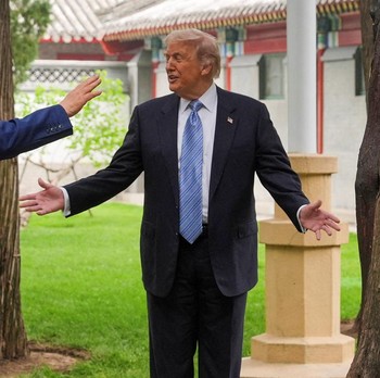 Presiden China Xi Jinping memperlihatkan suasana kompleks bersejarah Zhongnanhai kepada Presiden Amerika Serikat Donald Trump usai pembicaraan mengenai perdagangan, Taiwan, dan Iran, Jumat (15/5/2026). (via REUTERS/Mark Schiefelbein)