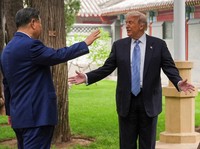 Presiden China Xi Jinping memperlihatkan suasana kompleks bersejarah Zhongnanhai kepada Presiden Amerika Serikat Donald Trump usai pembicaraan mengenai perdagangan, Taiwan, dan Iran, Jumat (15/5/2026). (via REUTERS/Mark Schiefelbein)