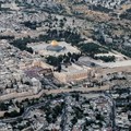 Puluhan pemukim Israel menyerbu kompleks suci Masjid Al-Aqsa di Yerusalem Timur pada Kamis (14/5/2026) pagi waktu setempat. Aksi penyerbuan itu disebut dilakukan di bawah perlindungan pasukan keamanan Israel. (REUTERS/Ilan Rosenberg)