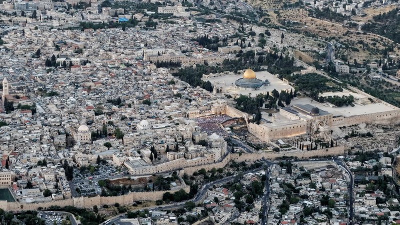 Puluhan pemukim Israel menyerbu kompleks suci Masjid Al-Aqsa di Yerusalem Timur pada Kamis (14/5/2026) pagi waktu setempat. Aksi penyerbuan itu disebut dilakukan di bawah perlindungan pasukan keamanan Israel. (REUTERS/Ilan Rosenberg)