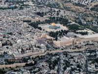 Puluhan pemukim Israel menyerbu kompleks suci Masjid Al-Aqsa di Yerusalem Timur pada Kamis (14/5/2026) pagi waktu setempat. Aksi penyerbuan itu disebut dilakukan di bawah perlindungan pasukan keamanan Israel. (REUTERS/Ilan Rosenberg)