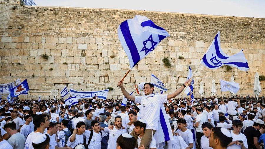 Puluhan pemukim Israel menyerbu kompleks suci Masjid Al-Aqsa di Yerusalem Timur pada Kamis (14/5/2026) pagi waktu setempat. Aksi penyerbuan itu disebut dilakukan di bawah perlindungan pasukan keamanan Israel. (REUTERS/Ronen Zvulun)