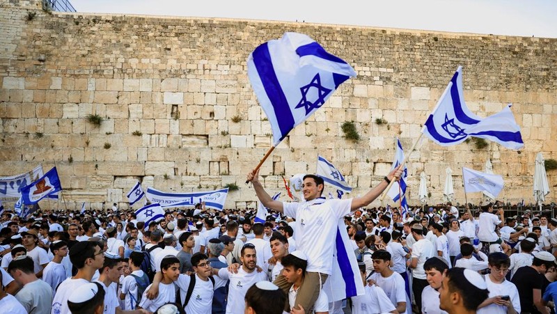 Puluhan pemukim Israel menyerbu kompleks suci Masjid Al-Aqsa di Yerusalem Timur pada Kamis (14/5/2026) pagi waktu setempat. Aksi penyerbuan itu disebut dilakukan di bawah perlindungan pasukan keamanan Israel. (REUTERS/Ronen Zvulun)