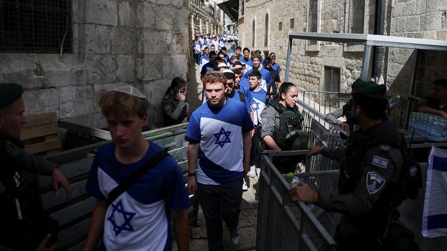 Puluhan pemukim Israel menyerbu kompleks suci Masjid Al-Aqsa di Yerusalem Timur pada Kamis (14/5/2026) pagi waktu setempat. Aksi penyerbuan itu disebut dilakukan di bawah perlindungan pasukan keamanan Israel. (REUTERS/Ronen Zvulun)