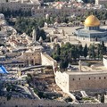 Puluhan pemukim Israel menyerbu kompleks suci Masjid Al-Aqsa di Yerusalem Timur pada Kamis (14/5/2026) pagi waktu setempat. Aksi penyerbuan itu disebut dilakukan di bawah perlindungan pasukan keamanan Israel. (REUTERS/Ronen Zvulun)