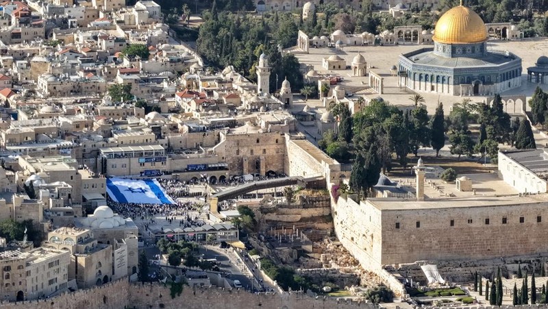 Puluhan pemukim Israel menyerbu kompleks suci Masjid Al-Aqsa di Yerusalem Timur pada Kamis (14/5/2026) pagi waktu setempat. Aksi penyerbuan itu disebut dilakukan di bawah perlindungan pasukan keamanan Israel. (REUTERS/Ronen Zvulun)