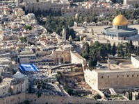 Puluhan pemukim Israel menyerbu kompleks suci Masjid Al-Aqsa di Yerusalem Timur pada Kamis (14/5/2026) pagi waktu setempat. Aksi penyerbuan itu disebut dilakukan di bawah perlindungan pasukan keamanan Israel. (REUTERS/Ronen Zvulun)