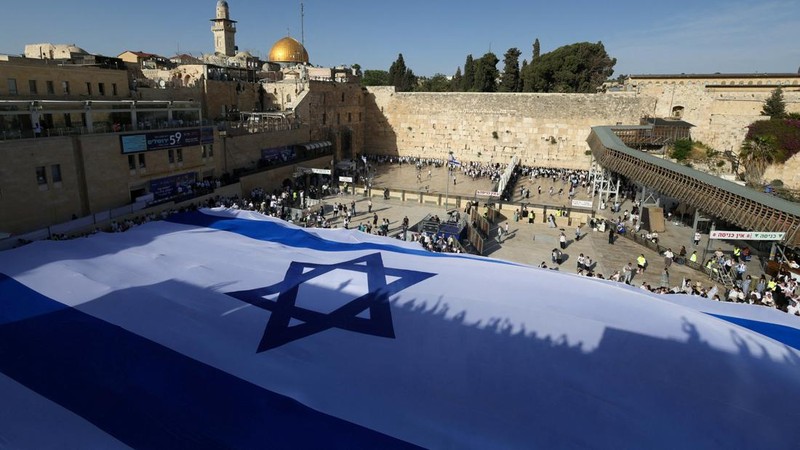 Puluhan pemukim Israel menyerbu kompleks suci Masjid Al-Aqsa di Yerusalem Timur pada Kamis (14/5/2026) pagi waktu setempat. Aksi penyerbuan itu disebut dilakukan di bawah perlindungan pasukan keamanan Israel. (REUTERS/Ronen Zvulun)