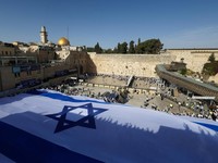 Puluhan pemukim Israel menyerbu kompleks suci Masjid Al-Aqsa di Yerusalem Timur pada Kamis (14/5/2026) pagi waktu setempat. Aksi penyerbuan itu disebut dilakukan di bawah perlindungan pasukan keamanan Israel. (REUTERS/Ronen Zvulun)