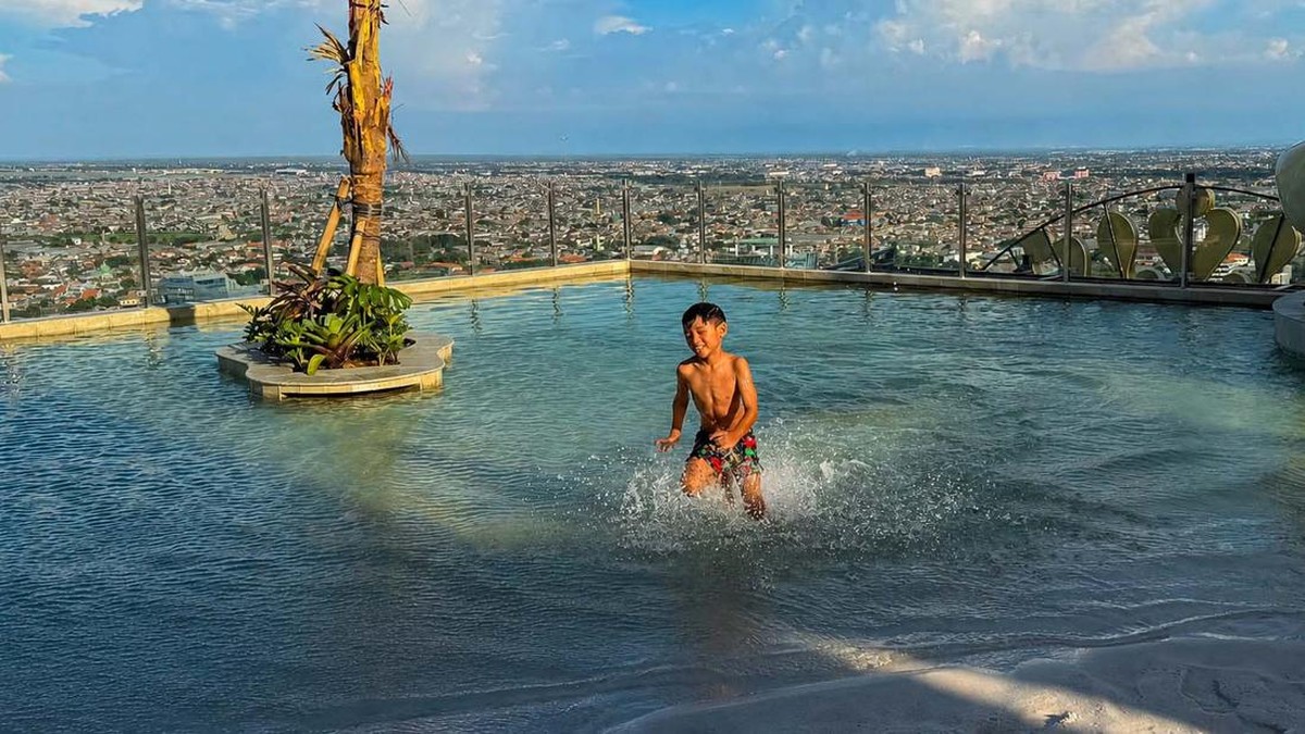 Sederet Kemewahan The Trans Luxury Hotel Surabaya, Ada Sky Beach Club