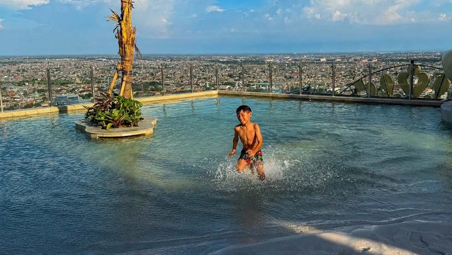 Kemewahan The Trans Luxury Hotel Surabaya dengan Fasilitas Sky Beach Club Eksklusif
